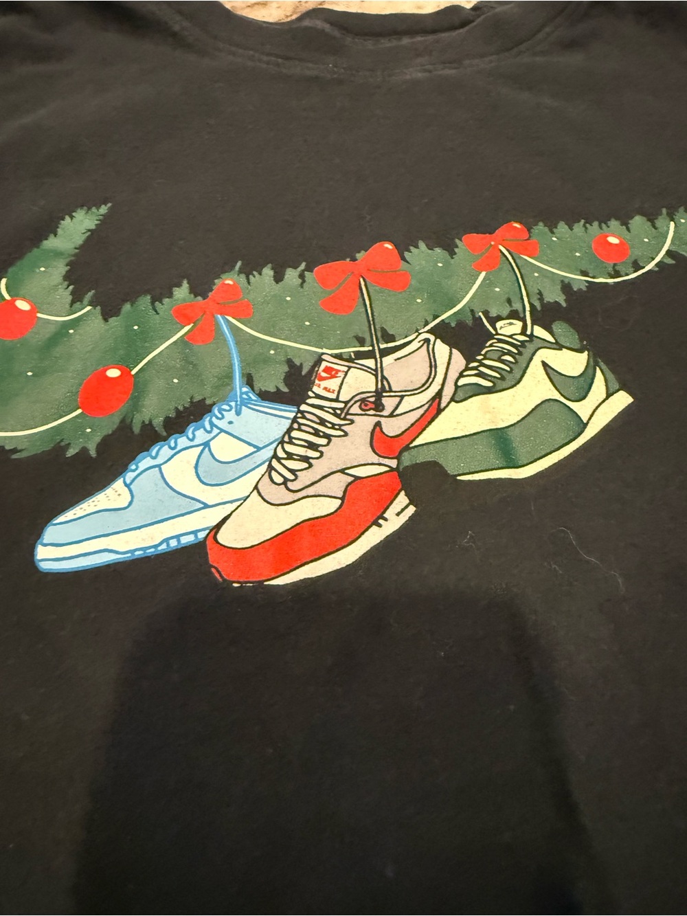 Nike Christmas Holiday Sneaker Garland Graphic T-Shirt – Men’s Medium